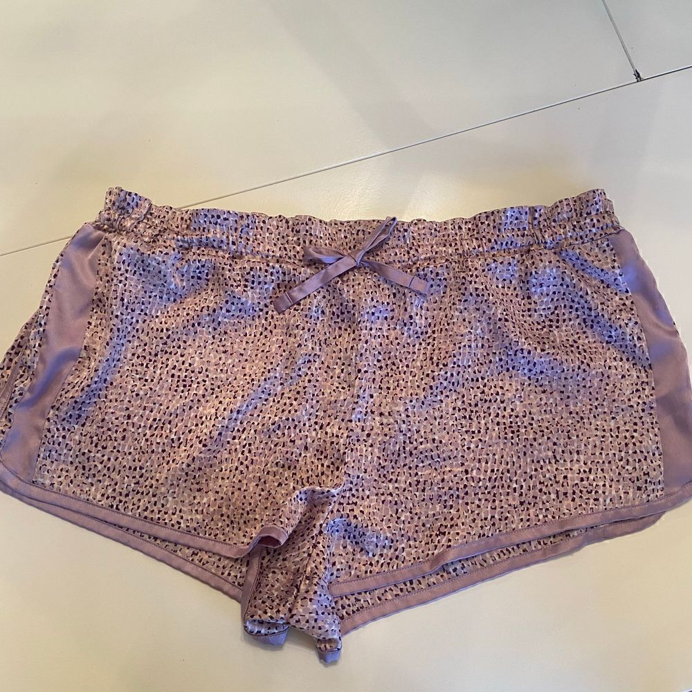 victoria’s secret silky pajama shorts
size large